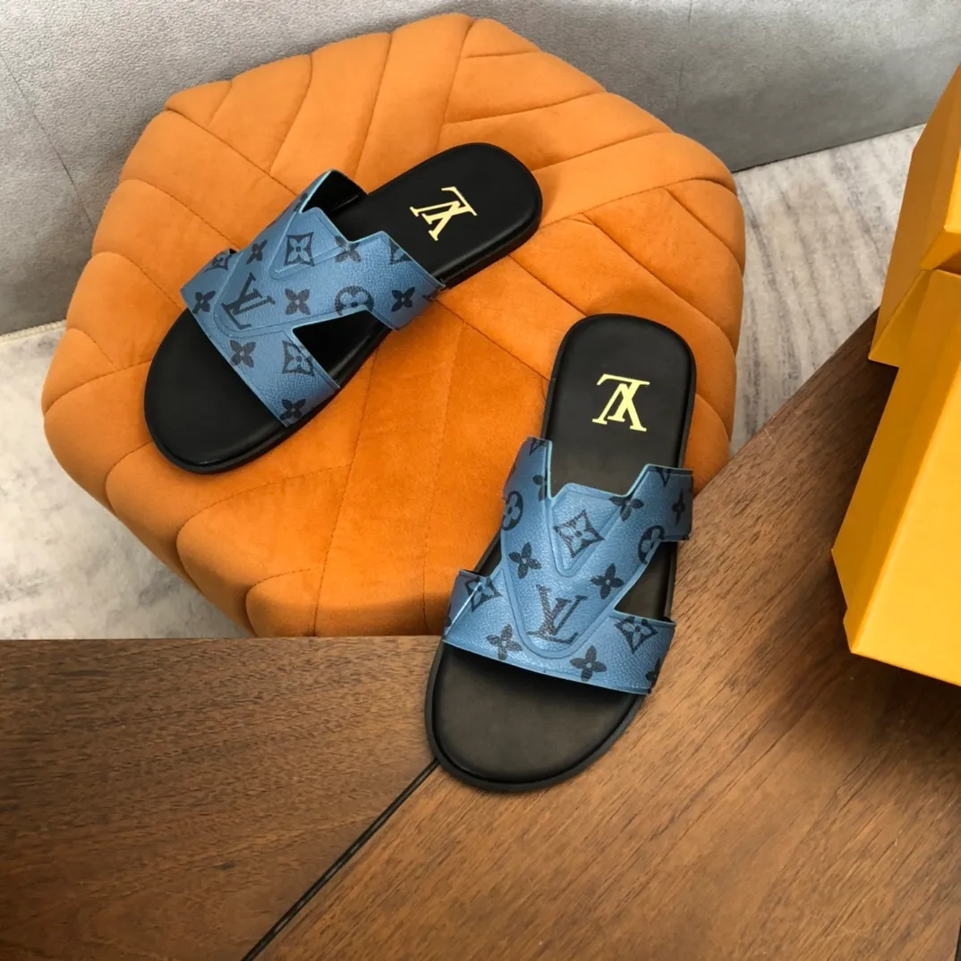 Factory price: 270💰LV counters are selling new brand luxury men's slippers, casual, loose and comfortable. The must-have model in the picture above [Happy][Happy], multiple colors available Size: 38-44, customized 45